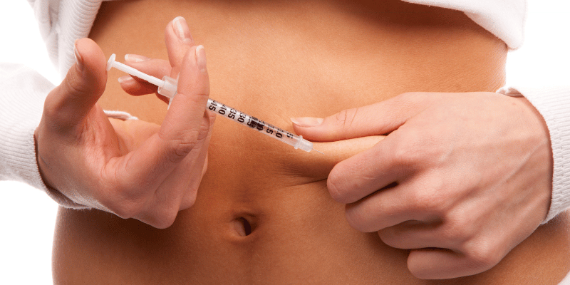 お腹に皮下注射をしている様子。マンジャロの自己注射をイメージした写真